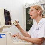 Dr. med. Karin Geyer am Ultraschallgerät